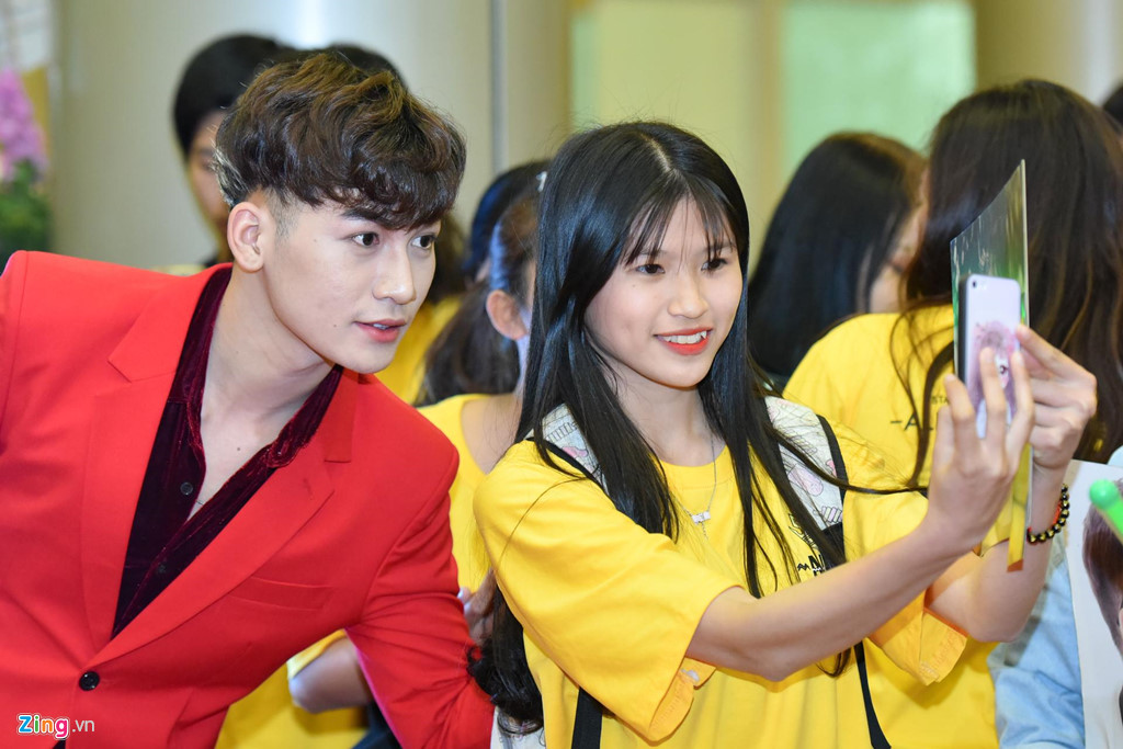 Huyền My gợi cảm trên thảm đỏ giải Cống hiến